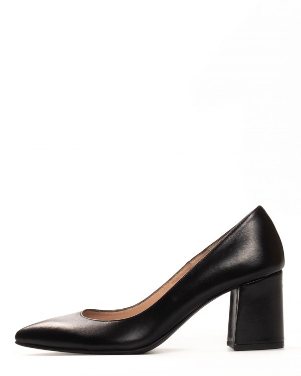 Pointed heel with thick heel